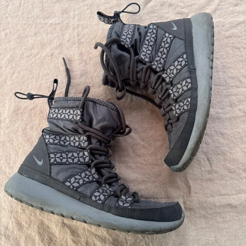 Nike Roshe Run Hi SneakerBoot 6 Grey Quilted Faux Fur Winter Boots 615968-200